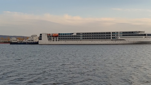 Круизный лайнер "В. Жириновский" прошел через Самару в Санкт-Петербург