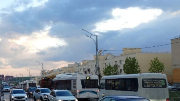 В Самаре 3 автобуса столкнулись в ДТП и полностью заблокировали въезд в "Крутые Ключи"