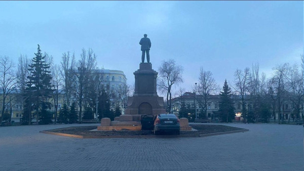 В Самаре "Делимобиль" протаранил памятник Ленину на площади Революции