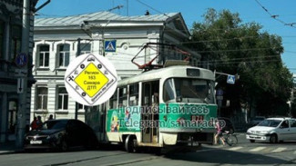 В центре Самары трамвай сошел с рельсов, заблокировав движение