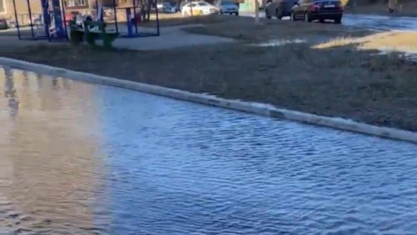 Сегодня река, завтра опасный гололед: в Тольятти улица Железнодорожная ушла под воду