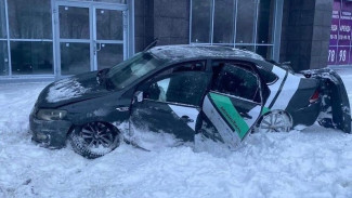 В центре Самары каршеринговый делимобиль снес знак пешехода