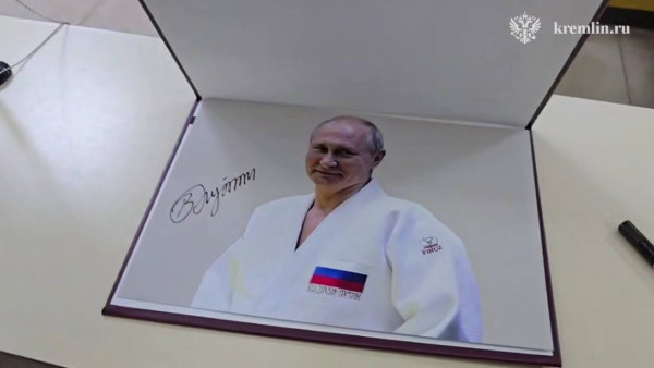 Владимир Путин оставил автограф в ФОК «Орбита» в Самаре