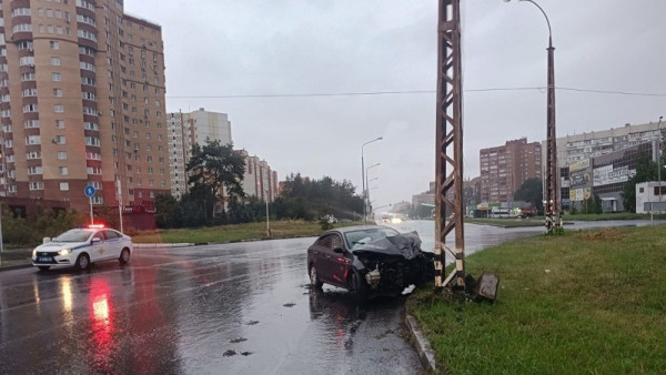 В Тольятти при столкновении с фонарным столбом погиб водитель 