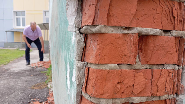 Уворачиваются от камней и ныряют за плиткой: спортсмены Хворостянки пожаловались на новый ФОК