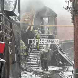 Появились кадры с места пожара в центре Самары 4 января 2026 года