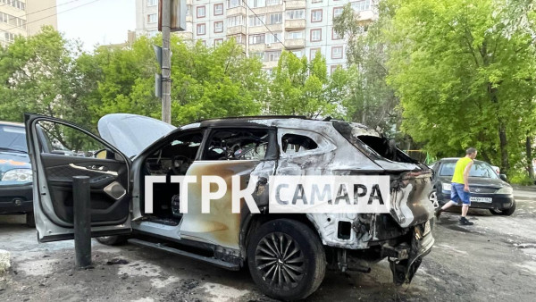 В Самаре рядом с ТЦ «Золотое Яблоко» сгорел премиальный кроссовер Exeed