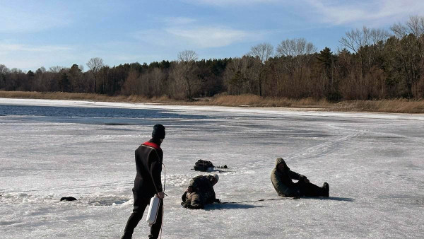 В Самарской области спасли 2 рыбаков провалившихся под лед