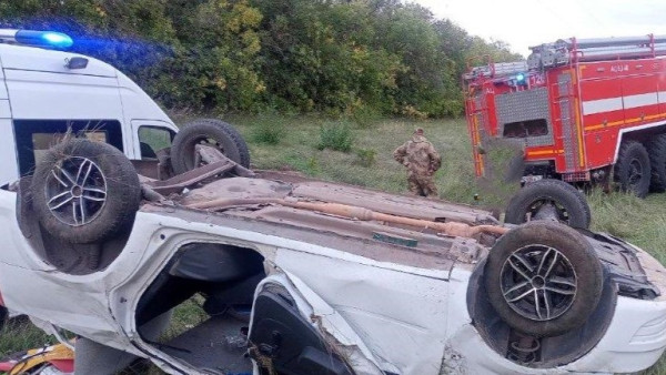 Самарским спасателям пришлось освобождать водителя из перевёрнутого автомобиля