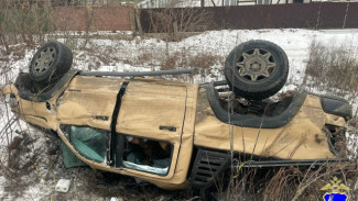 В Самарской области люксовый внедорожник улетел в кювет