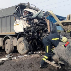 Под Самарой в столкновении двух большегрузов погиб водитель 