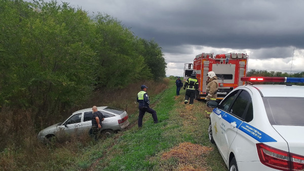 В Самарской области водитель ВАЗ 2112 вылетел в кювет
