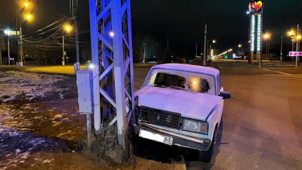 В Тольятти мужчина на "семерке" протаранил световую опору 