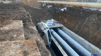 В Самаре женщина-водитель на Suzuki провалилась в глубокий котлован 