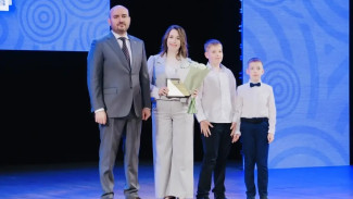 Вячеслав Федорищев впервые вручил памятные знаки «Родительская доблесть» семьям Самарской области