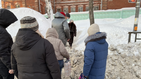 Самарцы пожаловались на неубранные сугробы на остановках и пешеходных переходах