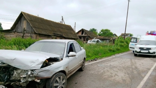 В Самарской области ВАЗ 2112 после ДТП отбросило на частные строения