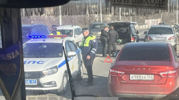 7 апреля на Самарском мосту встало движение из-за ДТП