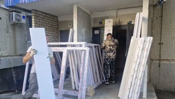 В Тольятти приступили к остеклению домов, пострадавших от атак БПЛА