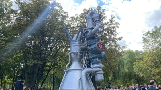 В Самаре в парке Гагарина торжественно открыли памятник легендарному ракетному двигателю НК-33