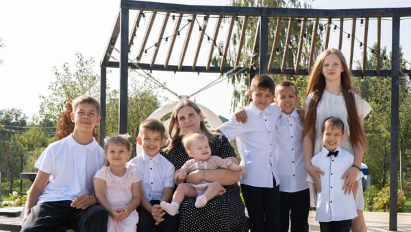 Губернатор Самарской области Вячеслав Федорищев помог семье с 10 детьми, у которой сгорел дом