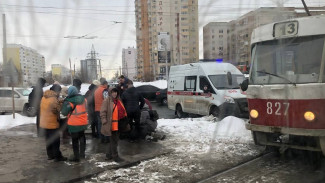 В Самаре на ул. Антонова-Овсеенко трамвай сбил человека