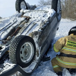Под Самарой Lada Granta вылетела в кювет и перевернулась