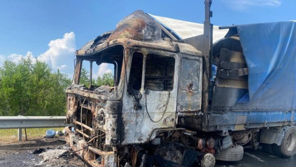 Под Самарой почти полностью сгорел грузовик с водой 25 июля