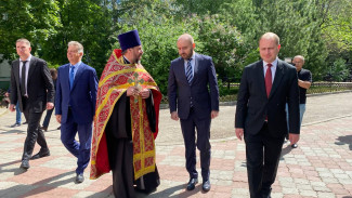 Вячеслав Федорищев наградил Дмитрия Лескина Почётным знаком «За служение людям»