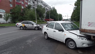 Последствия жестокой аварии у ТЦ Карусель в Тольятти попали на видео