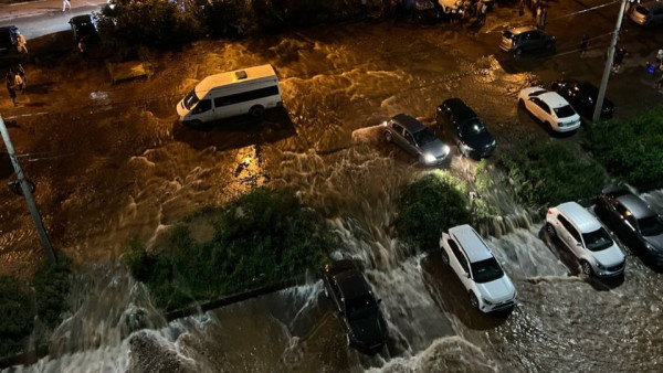 Сотрудники РКС-Самара работают на месте прорыва на улице Мичурина