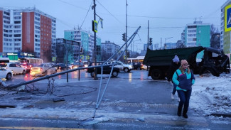 В Самаре утром 27 февраля КАМАЗ врезался в световую опору