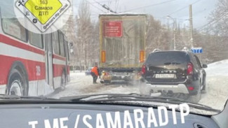 Две фуры и троллейбус: крупная авария перекрыла движение в Самаре на пр Кирова