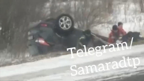 В Самарской области автомобиль улетел в кювет и перевернулся