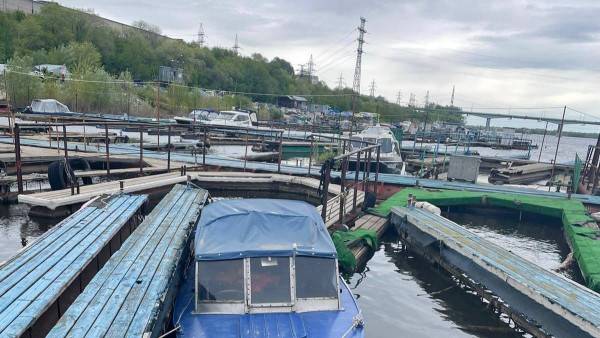 В Самаре теплоход-толкач с баржей снес понтон лодочной станции