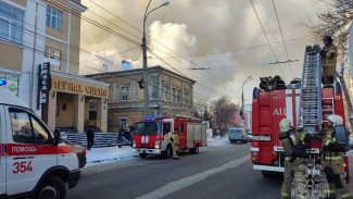 «Страшный пожар — детей выносят»: в Самаре на улице Некрасовской горят 3 этажа жилого дома. Видео 