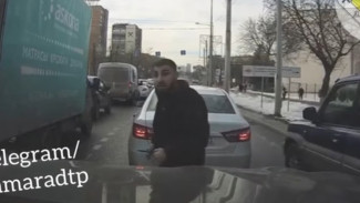 В Самаре мигрант с ножом бросался на автомобиль на улице Ново-Садовой