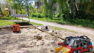 На убившую ребенка детскую площадку в Самаре выехали следователи