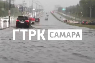 Появились кадры ушедшего под воду Московского шоссе после ливня стеной в Самаре