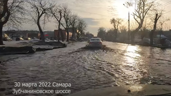 «А мы не утонем прямо в машине?»: появилось видео последствий потопа в Самаре