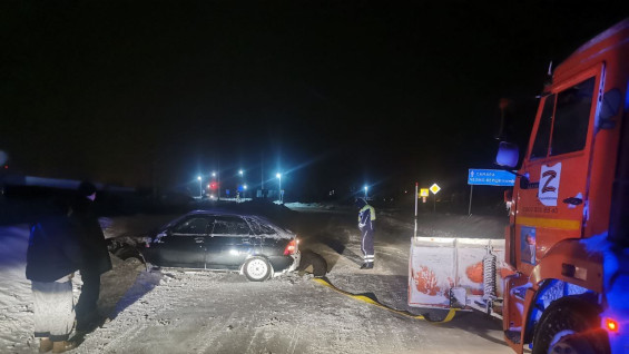 В Самарской области инспекторы ГИБДД вытащили авто из снежного плена