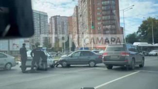 В Самаре Ново-Садовую сковала многокилометровая пробка из-за четырех ДТП