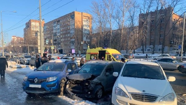 На ул. Ново-Садовой в Самаре 9 февраля столкнулись 7 автомобилей