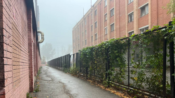 Жительница Самарской области установила постройку и забор на участке соседа