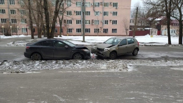 Лобовое ледовое: в Самаре в результате серьёзного ДТП есть пострадавшие