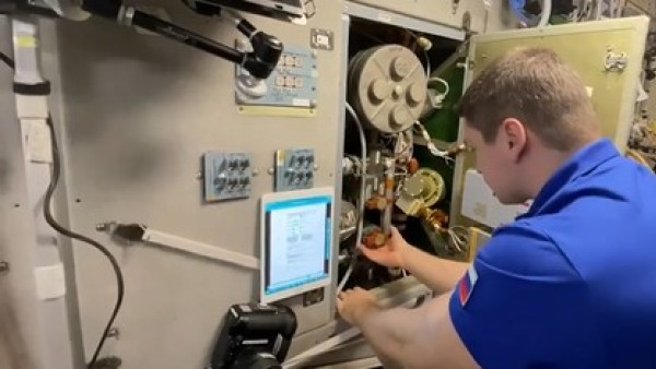 Самарский космонавт Олег Кононенко показал, как на МКС чистят воздух