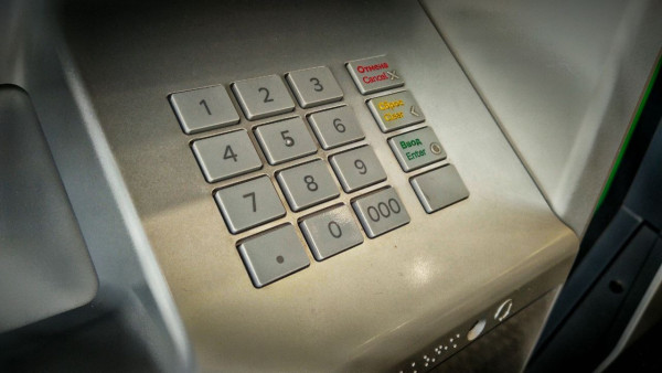 Самарцам рассказали о новой схеме мошенничества с «забытой» картой в банкомате