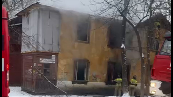 Черный дым из окон: в Самаре пожарные тушили двухэтажный дом