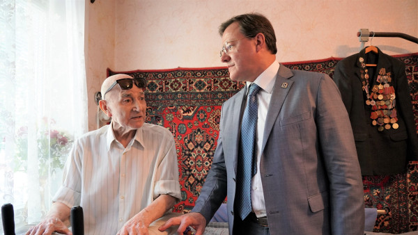 Губернатор Дмитрий Азаров навестил участника Великой Отечественной войны в день его столетия