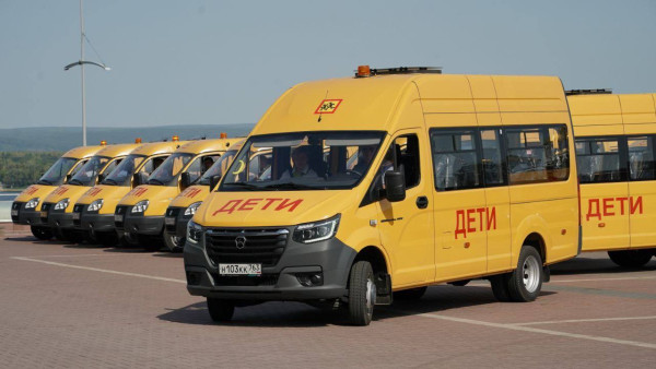 Вячеслав Федорищев передал 52 школьных автобуса в региональные школы
